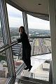 Betty auf dem Glasboden im Calgary Tower